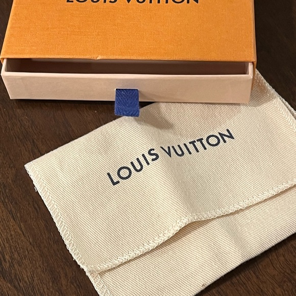 Louis Vuitton Cream and Gold Patterned Scarf - Picture 7 of 7